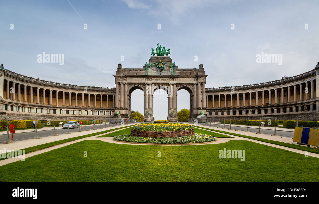 Edificio a forma di U eretto in occasione del cinquantesimo anniversario del Belgio nel Parco del cinquantenario di Bruxelles. Foto Stock
