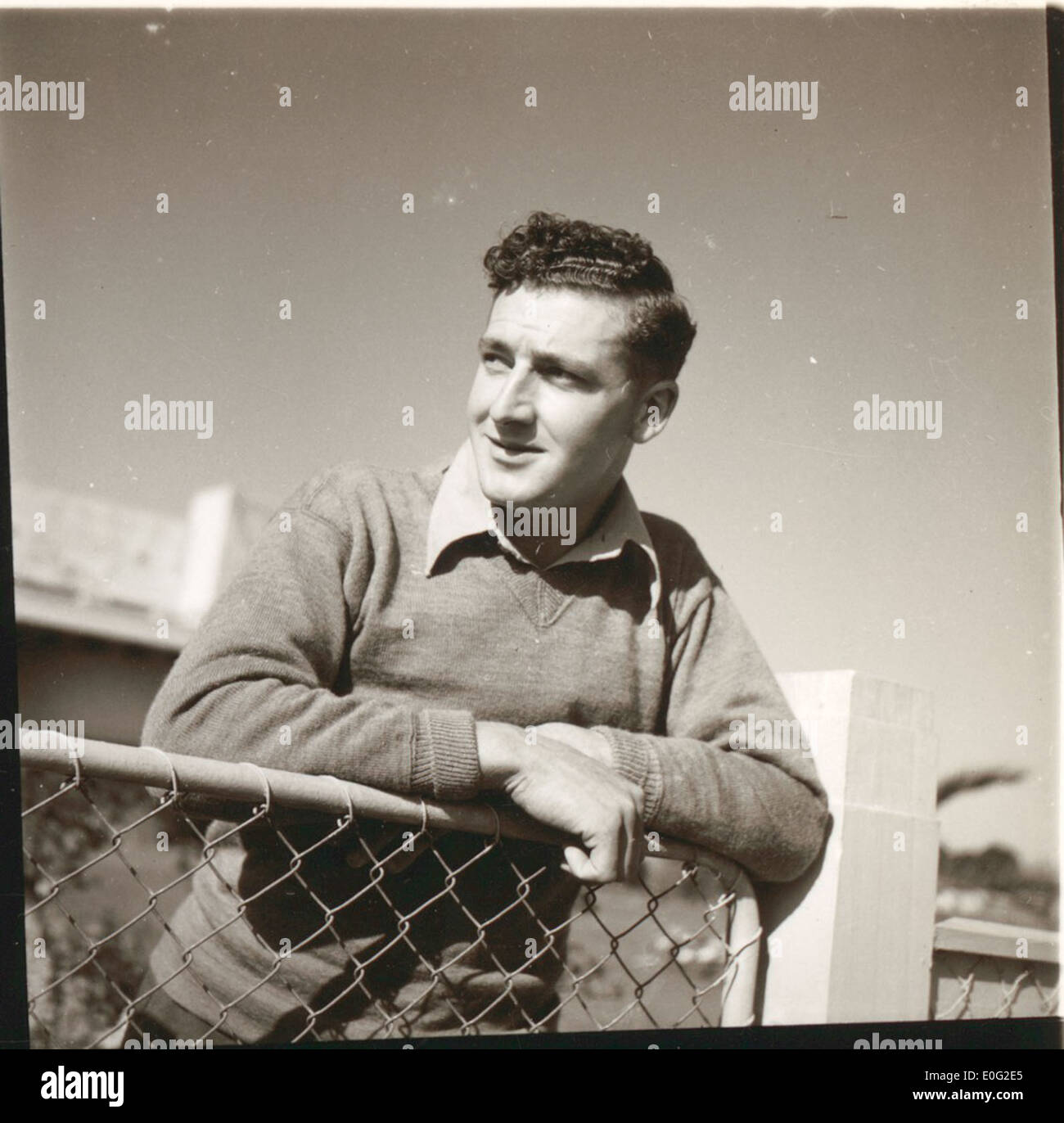 Un ritratto del sergente Ernest Brough di Drouin, Victoria, una figura militare durante la seconda guerra mondiale. L'immagine mette in evidenza il suo servizio e il suo legame con la storia militare dell'Australia. Foto Stock