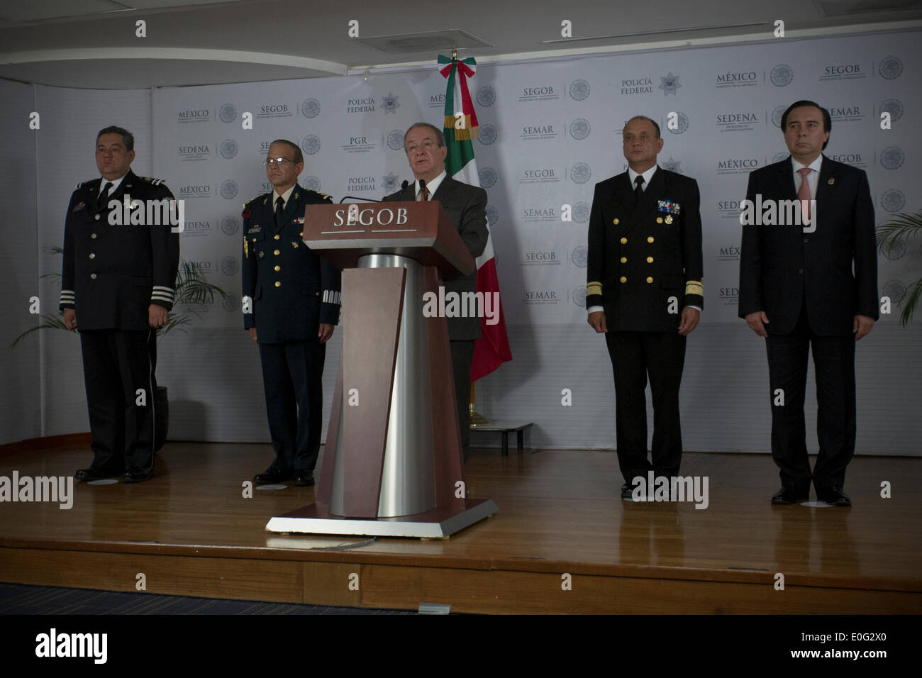 Città del Messico. Il 12 maggio 2014. Il Messico per la sicurezza nazionale il Commissario Monte Rubido Alejandro Garcia (C) partecipa a una conferenza stampa per confermare la morte del presunto fondatore del cartello Zetas, Galdini Mellado Cruz, a Città del Messico, capitale del Messico, il 12 maggio 2014. © Alejandro Ayala/Xinhua/Alamy Live News Foto Stock