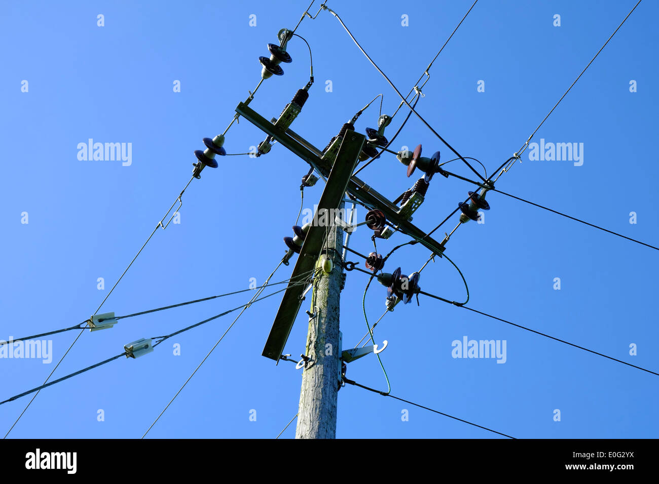 Rurale di fili di energia elettrica in corrispondenza di una giunzione post Foto Stock