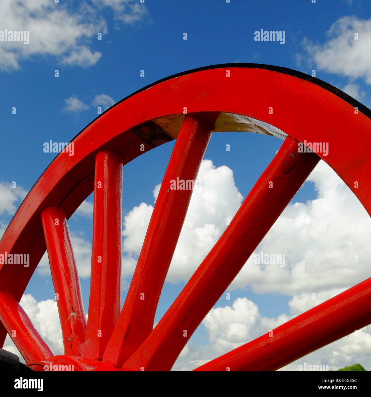 Rosso ruota di carro su Pitstone Windmill Foto Stock