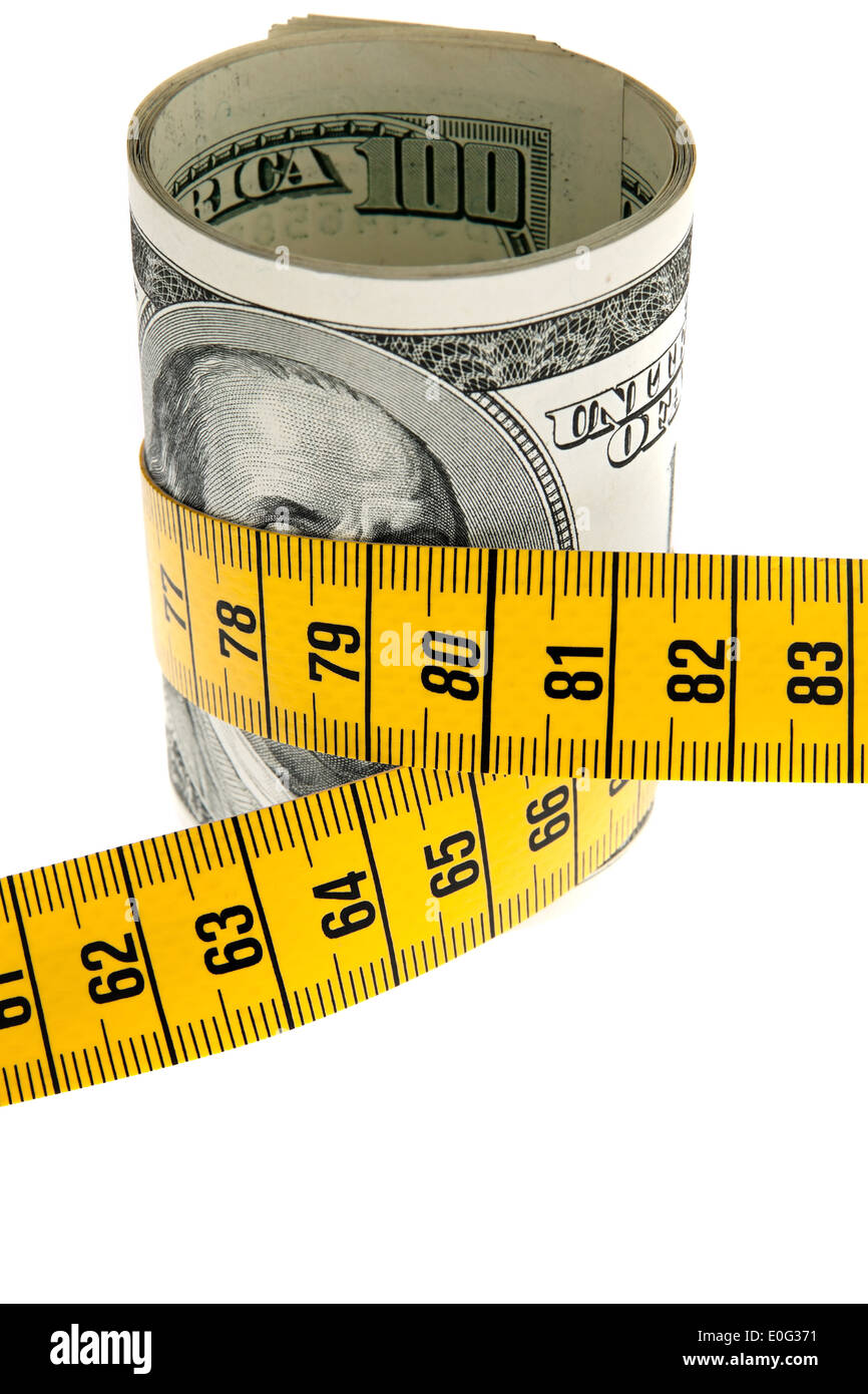 Un'immagine simbolica pacchetto di misure di risparmio con il dollaro di banconota e dimensione nastro, Ein Sparpaket Symbolbild mit Dollar Geldschein u Foto Stock