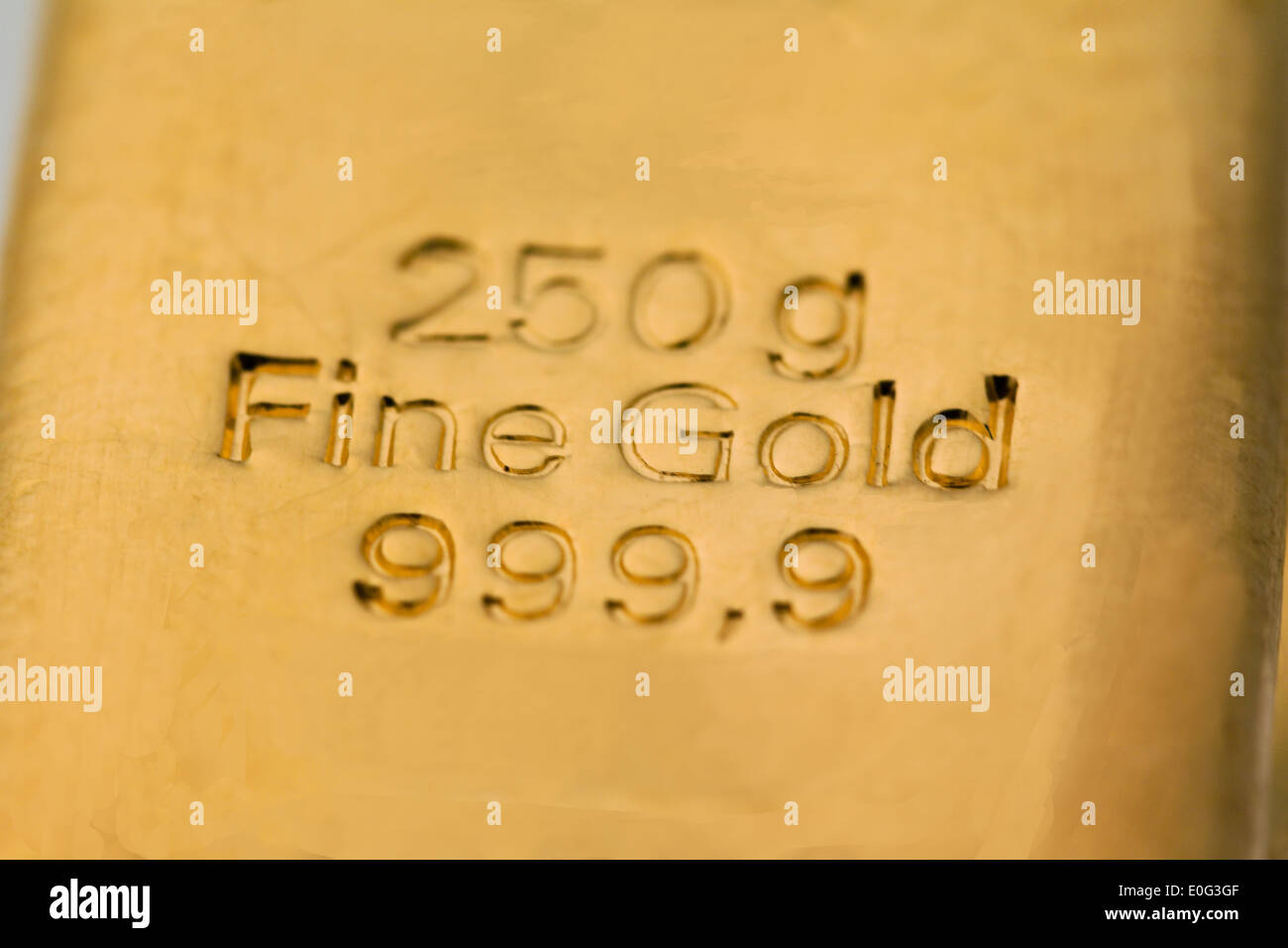 Investimento in oro vero come una barra color oro e monete d'oro, Geldanlage in echtem Gold als Goldbarren und Goldmuenzen Foto Stock