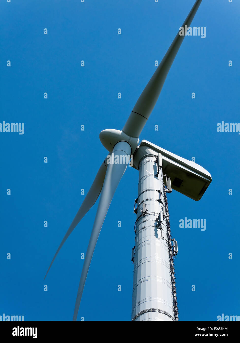 L'energia eolica alternativa energia di flusso dalla turbina eolica con blue Hmmel, Windenergie-Alternative Strom Energie durch Windrad mit b Foto Stock