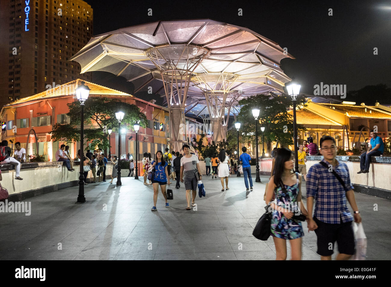 La gente a piedi intorno al Clarke Quay area di Singapore Foto Stock