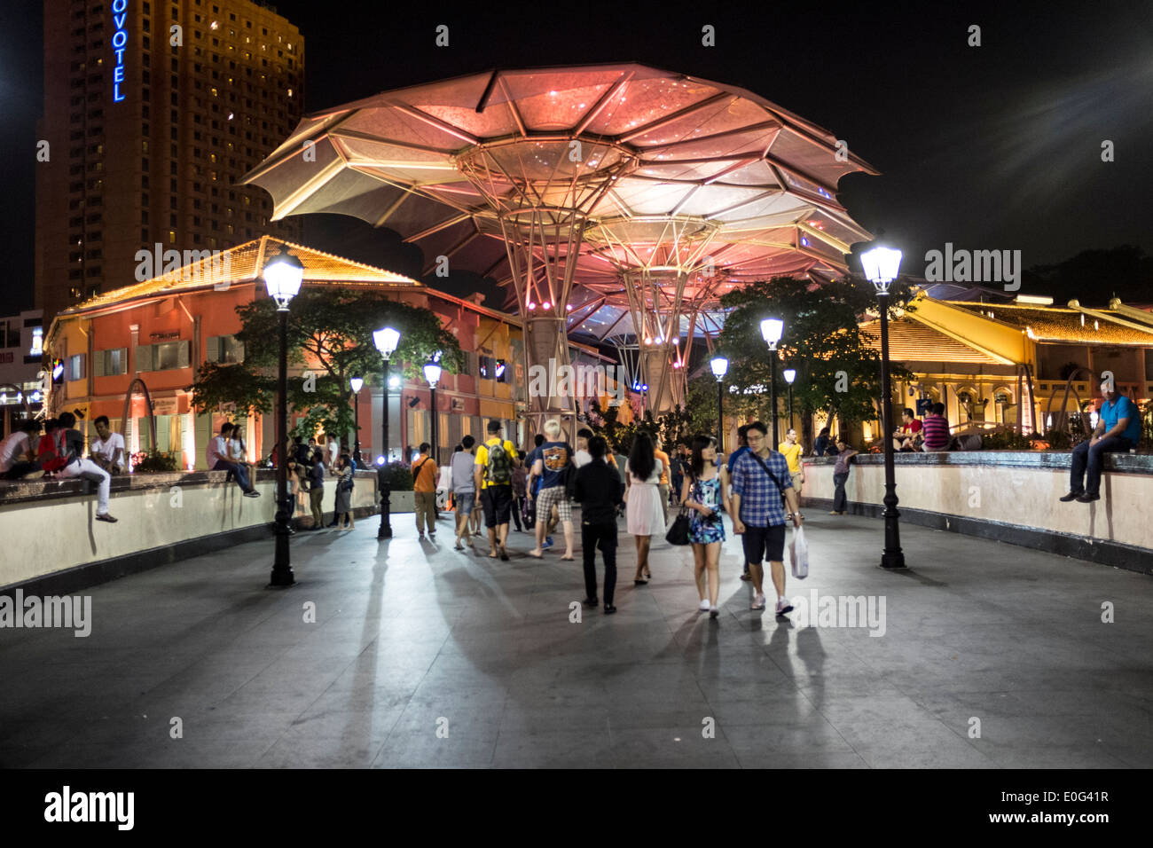 La gente a piedi intorno al Clarke Quay area di Singapore Foto Stock