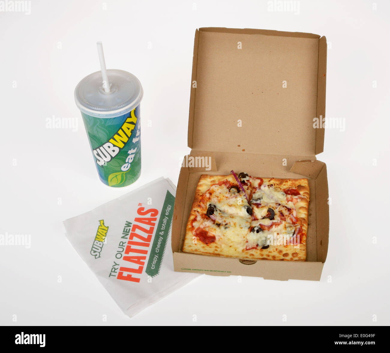 La metropolitana di fast food piazza flatizza pizza con condimenti vegetali in cartone estrarre la scatola su sfondo bianco. Stati Uniti d'America Foto Stock