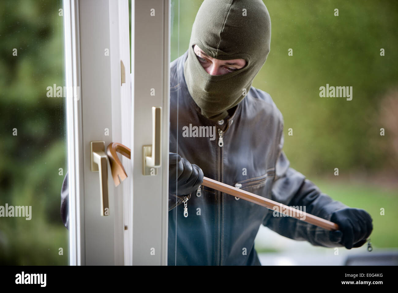 Ladro in corrispondenza di una finestra housebreaker antiintrusione Foto Stock