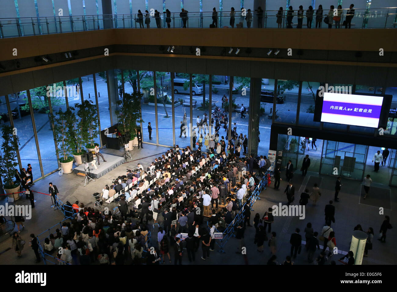 Il Brasile, a Marunouchi building, Tokyo, Giappone. Il 12 maggio 2014. Vista generale del calcio /Soccer : Atsuto Uchida del Giappone partecipa a una conferenza stampa su annuncio del 23 membri del Giappone team nazionali per il 2014 FIFA Wolrd Cup in Brasile, a Marunouchi building, Tokyo, Giappone . Credito: Giovanni Osada AFLO/sport/Alamy Live News Foto Stock