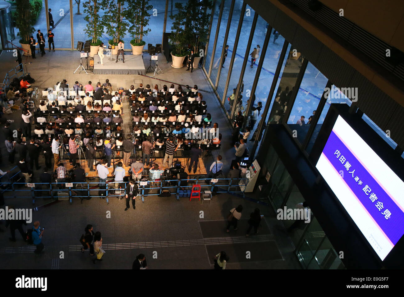 Il Brasile, a Marunouchi building, Tokyo, Giappone. Il 12 maggio 2014. Vista generale del calcio /Soccer : Atsuto Uchida del Giappone partecipa a una conferenza stampa su annuncio del 23 membri del Giappone team nazionali per il 2014 FIFA Wolrd Cup in Brasile, a Marunouchi building, Tokyo, Giappone . Credito: Giovanni Osada AFLO/sport/Alamy Live News Foto Stock