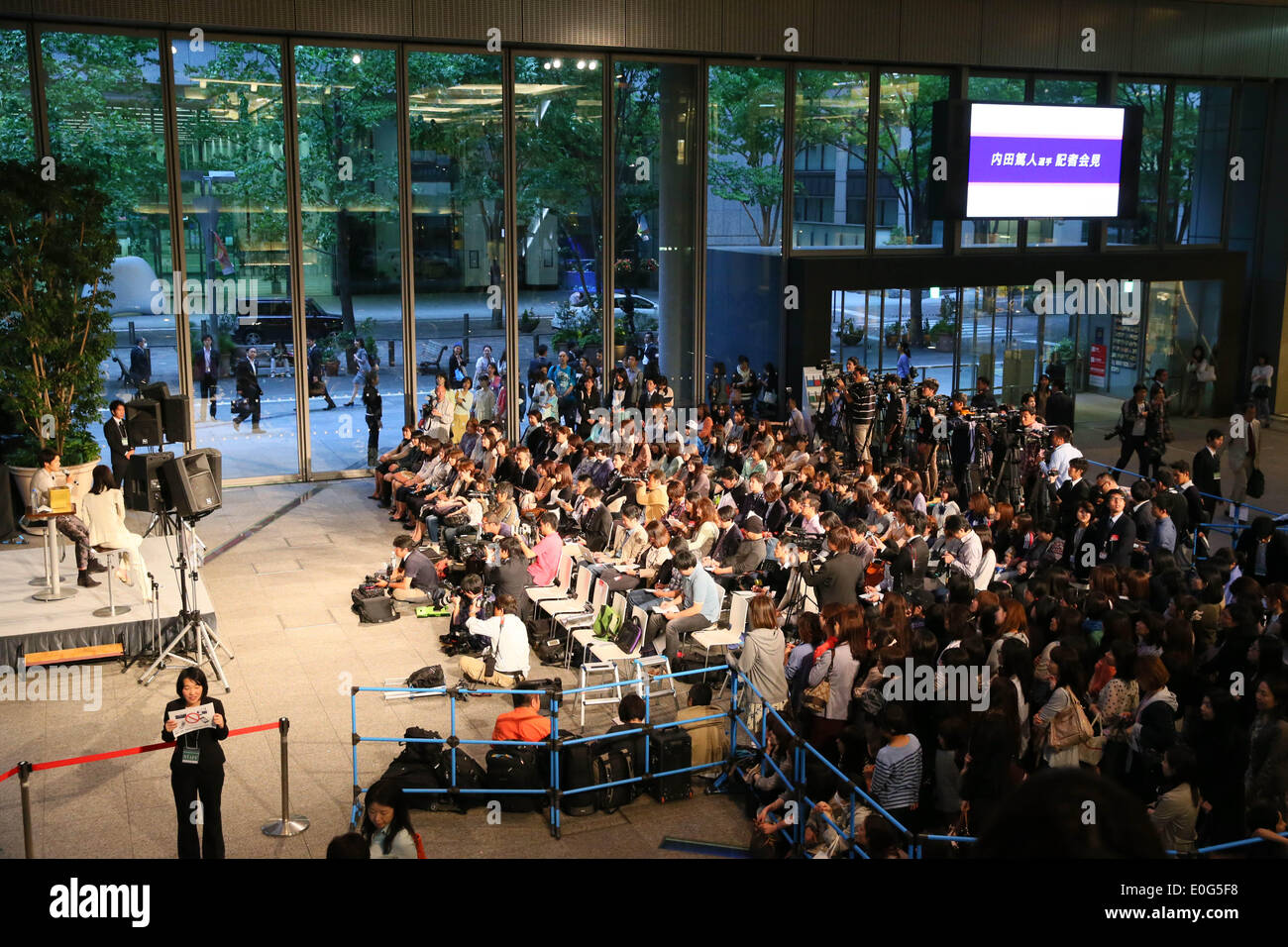 Il Brasile, a Marunouchi building, Tokyo, Giappone. Il 12 maggio 2014. Vista generale del calcio /Soccer : Atsuto Uchida del Giappone partecipa a una conferenza stampa su annuncio del 23 membri del Giappone team nazionali per il 2014 FIFA Wolrd Cup in Brasile, a Marunouchi building, Tokyo, Giappone . Credito: Giovanni Osada AFLO/sport/Alamy Live News Foto Stock
