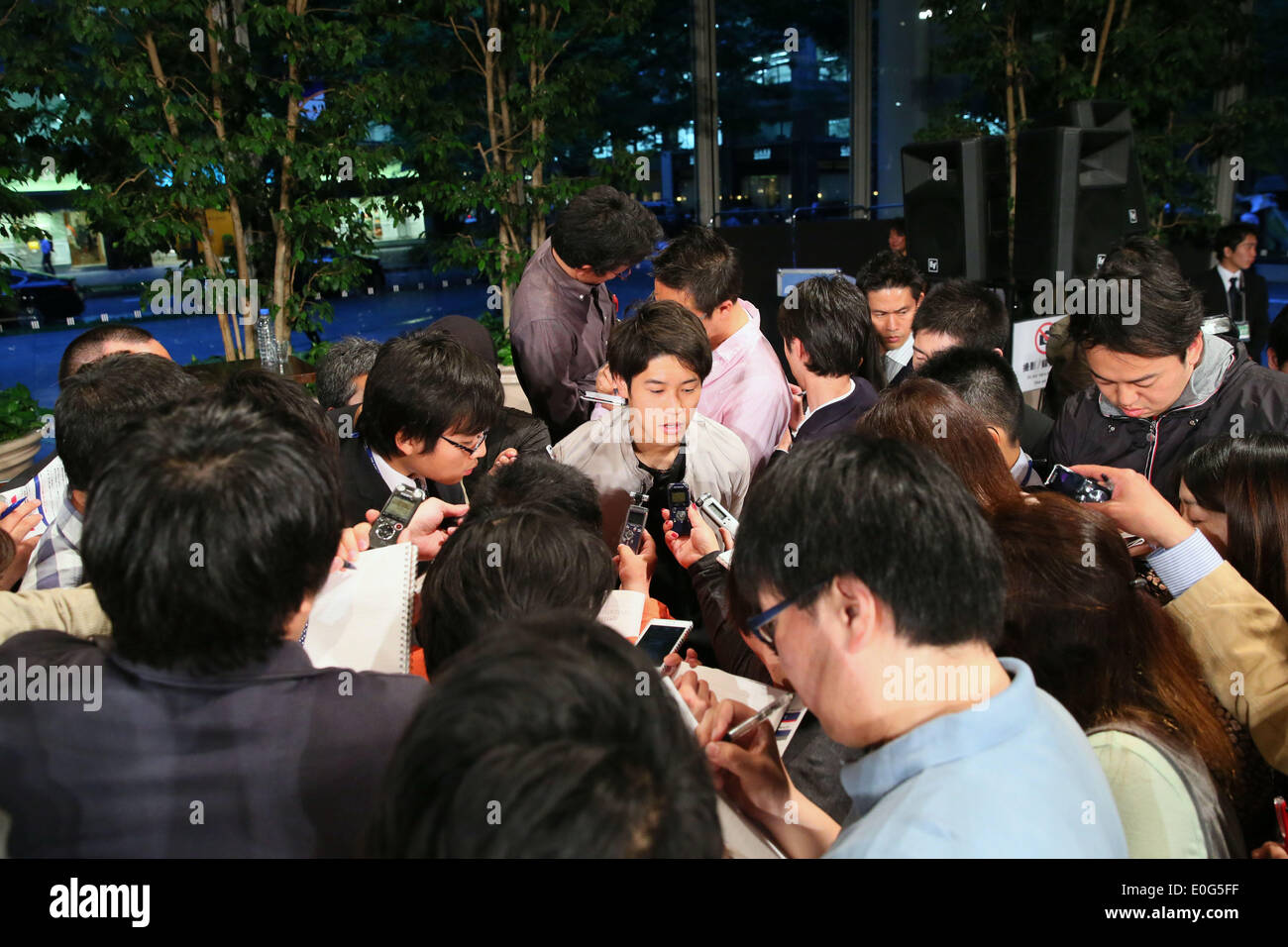 Il Brasile, a Marunouchi building, Tokyo, Giappone. Il 12 maggio 2014. Atsuto Uchida (JPN) calcio /Soccer : Atsuto Uchida del Giappone partecipa a una conferenza stampa su annuncio del 23 membri del Giappone team nazionali per il 2014 FIFA Wolrd Cup in Brasile, a Marunouchi building, Tokyo, Giappone . Credito: Giovanni Osada AFLO/sport/Alamy Live News Foto Stock