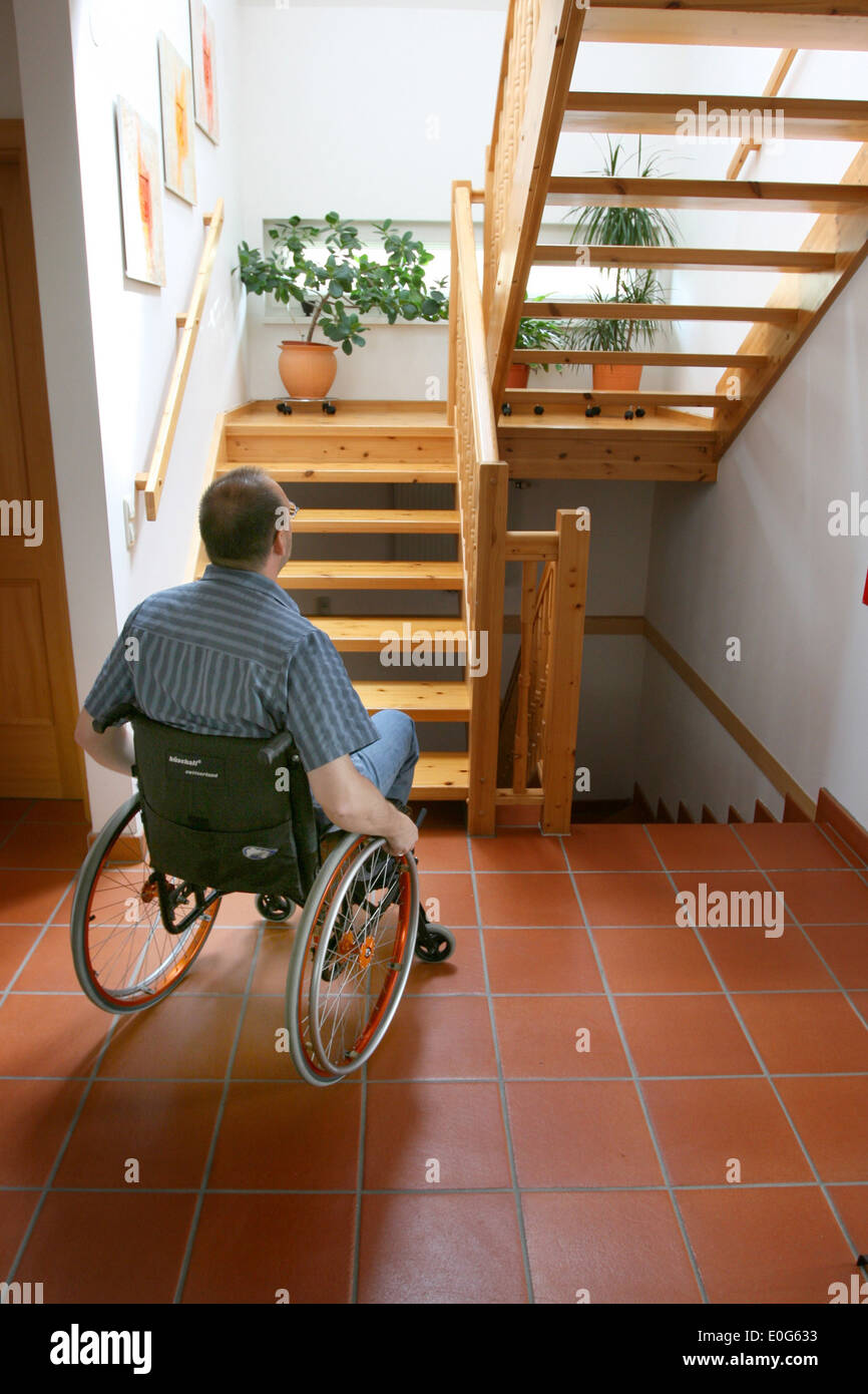 Uomo in sedia a rotelle [], barriera, barriere, ostacolando, adatto per portatori di handicap, adatto per portatori di handicap, adatta fo Foto Stock