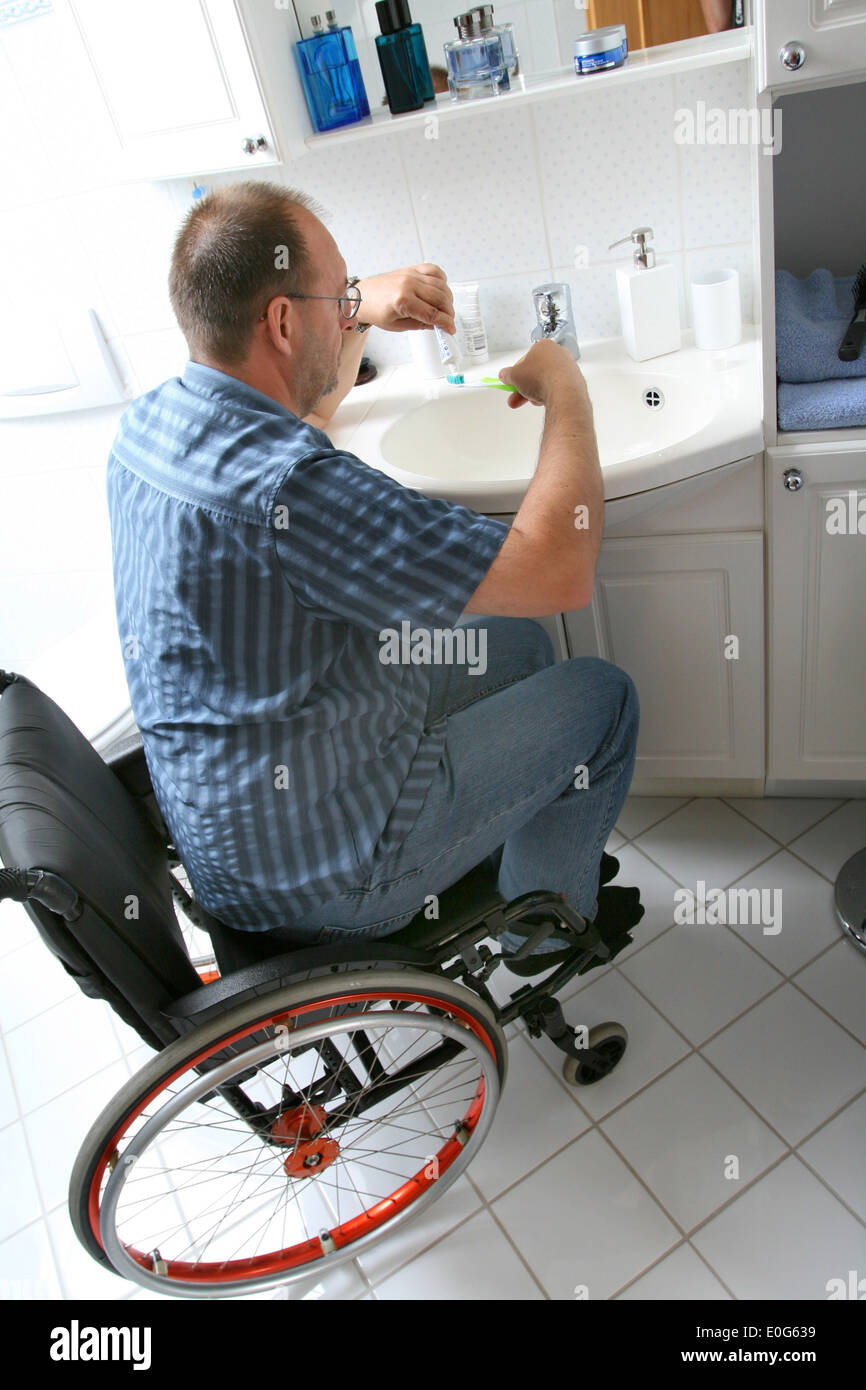 Uomo in sedia a rotelle [], barriera, barriere, ostacolando, adatto per portatori di handicap, adatto per portatori di handicap, adatta fo Foto Stock