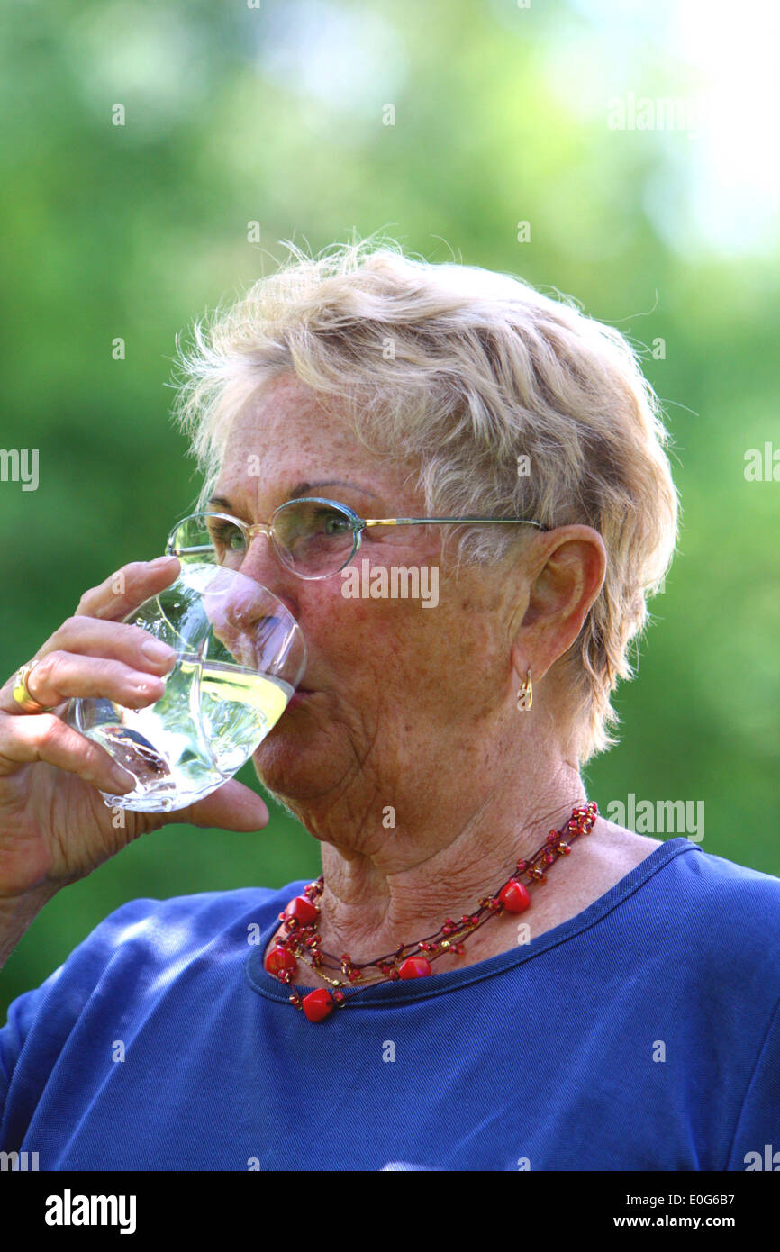 I cittadini anziani bere acqua [], 60 +, vecchio, vecchia donna, vecchi, donne, anziani, a vecchio, età, anziani, donna più anziana, persone anziane, Foto Stock