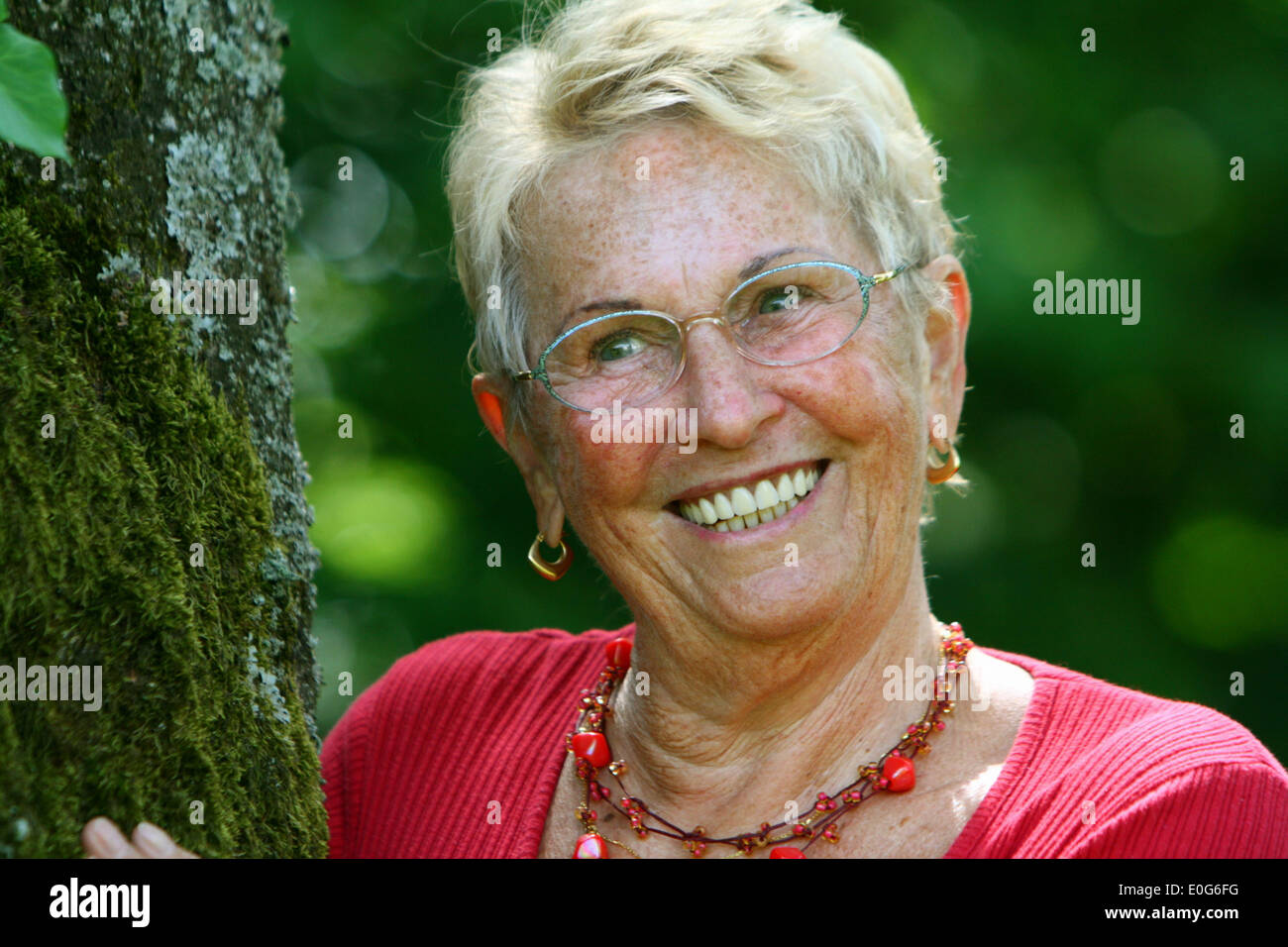 Ridendo senior [], 60 +, vecchio, vecchia donna, vecchi, donne, anziani, a  vecchio, età, anziani, donna più anziana, anziano, gruppo di età Foto stock  - Alamy