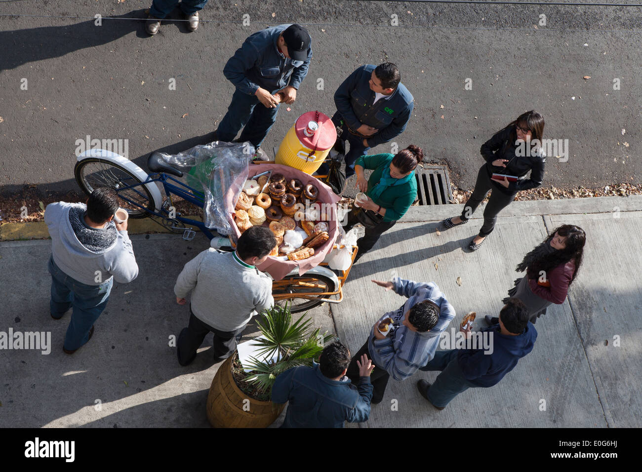 Carrello di pasticceria che serve la prima colazione a Colonia Roma Norte - Colonia Roma, a Cuauhtémoc, Città del Messico, del Distretto Federale, Messico Foto Stock