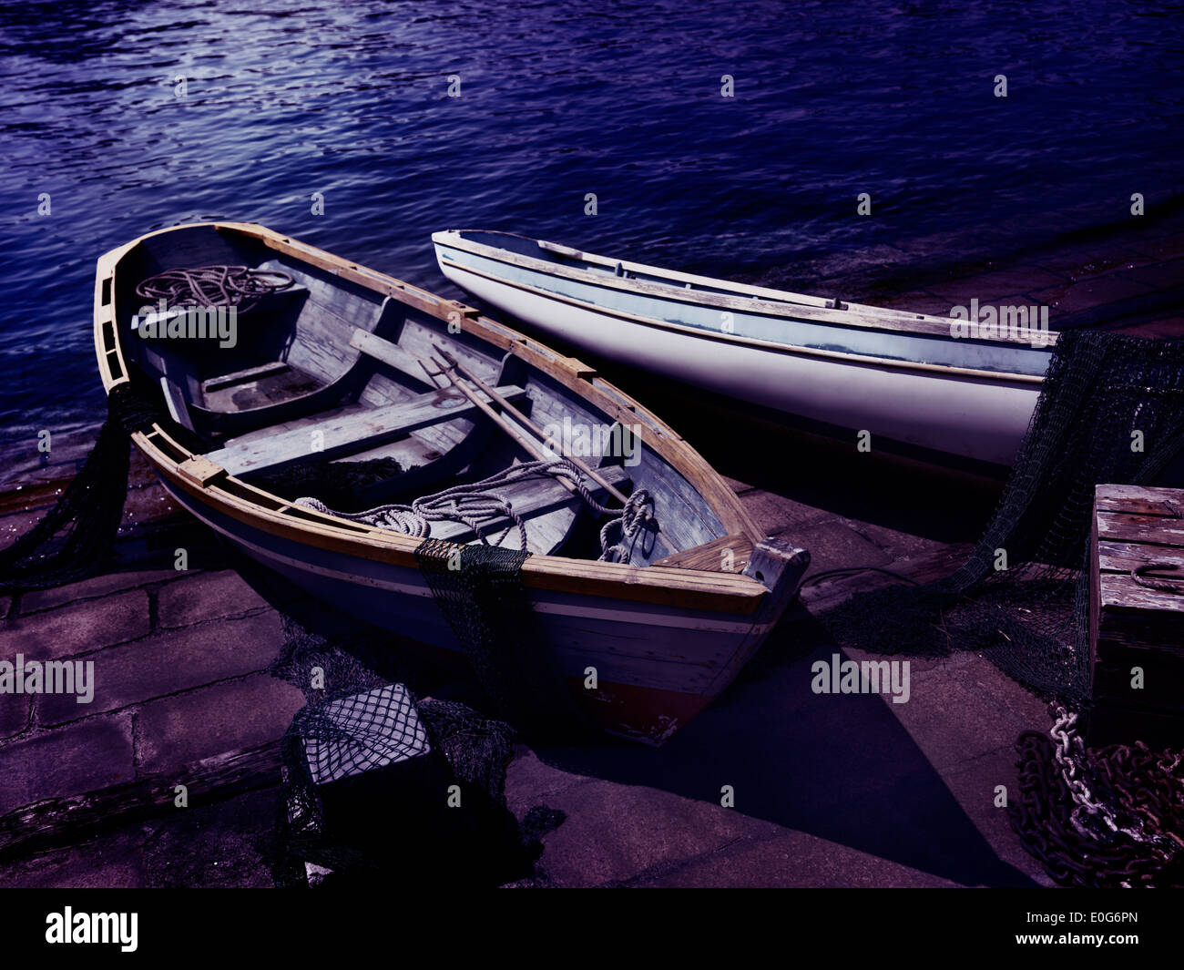 Vecchie barche di legno con reti da pesca su una spiaggia di notte Foto Stock