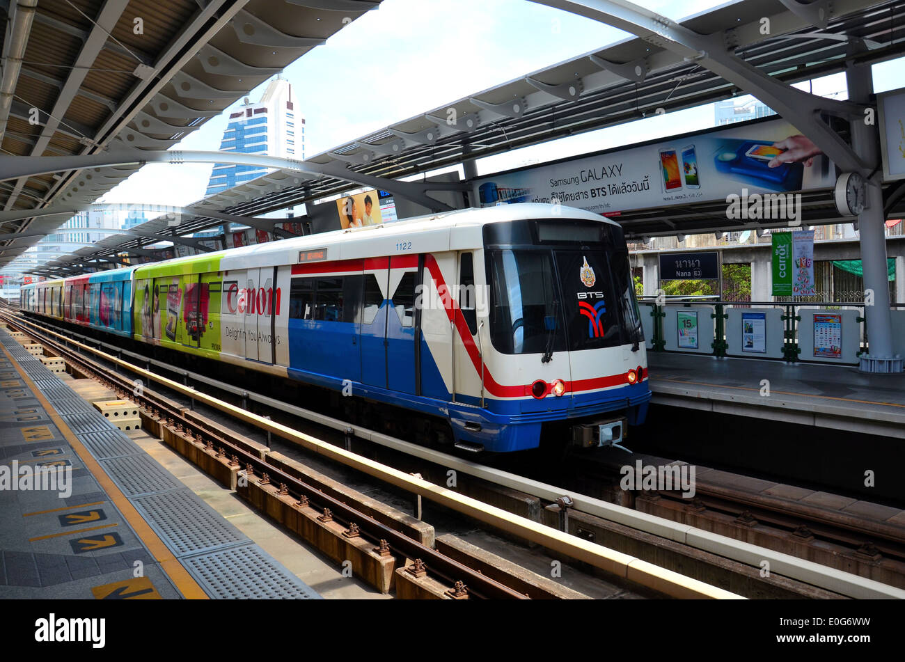 Lo Skytrain carrozza ferroviaria metropolitana presso la stazione di Nana Bangkok, Thailandia Foto Stock