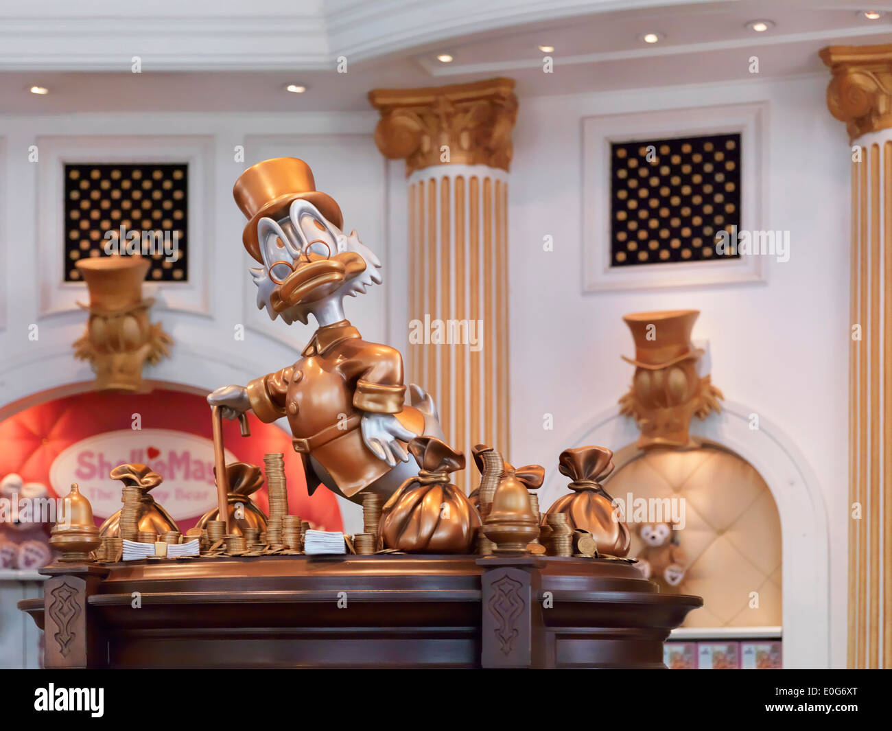 Scrooge McDuck scultura a Disneysea dono store in Tokyo, Giappone. Foto Stock