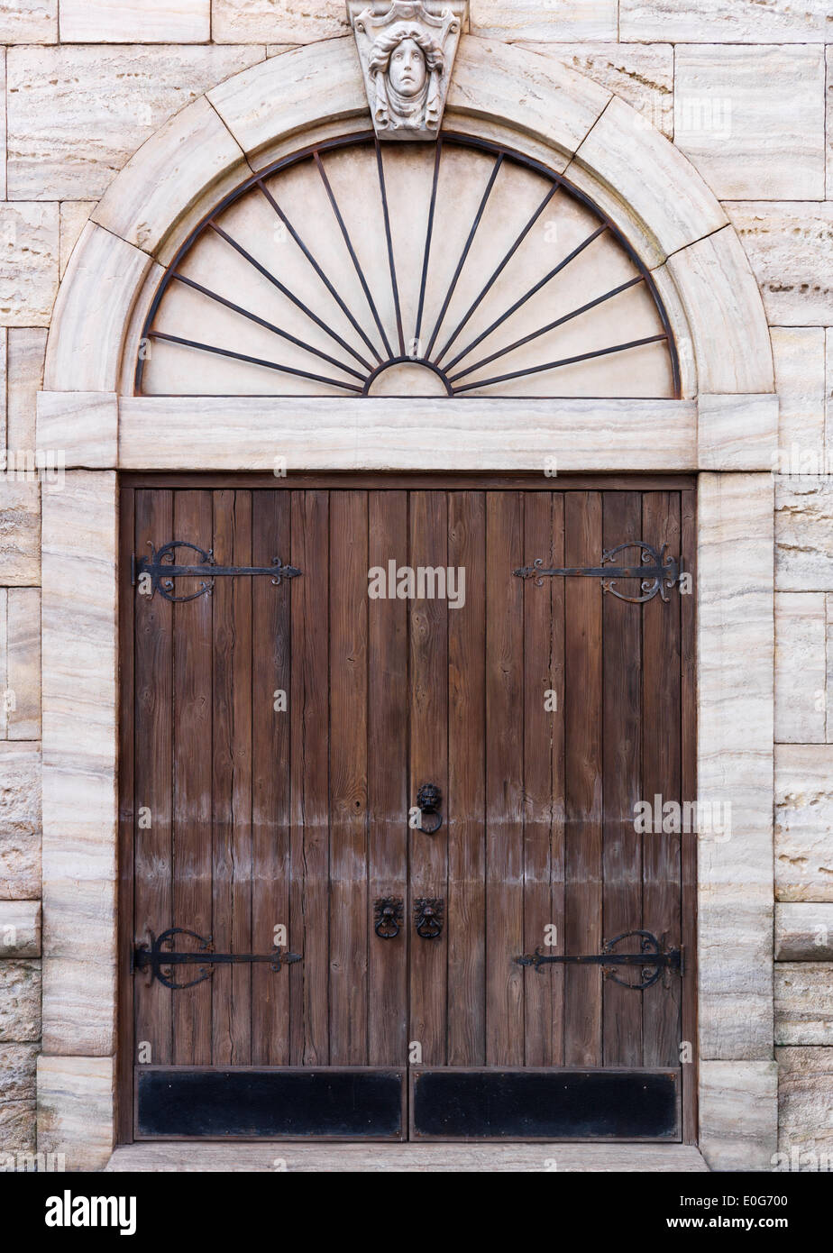 Vecchia porta di legno del palazzo veneziano, dettagli architettonici texture Foto Stock