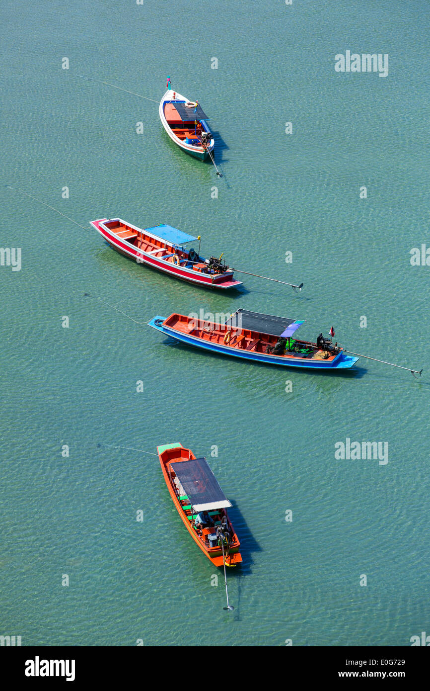 Barche in legno in mare in Thailandia Foto Stock