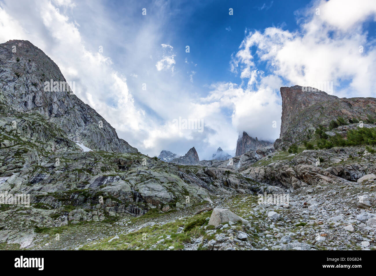 Una bella vista verso il massiccio del Monte Bianco da parte italiana nei pressi di Courmayeur, Italia, Alpi, UE Foto Stock