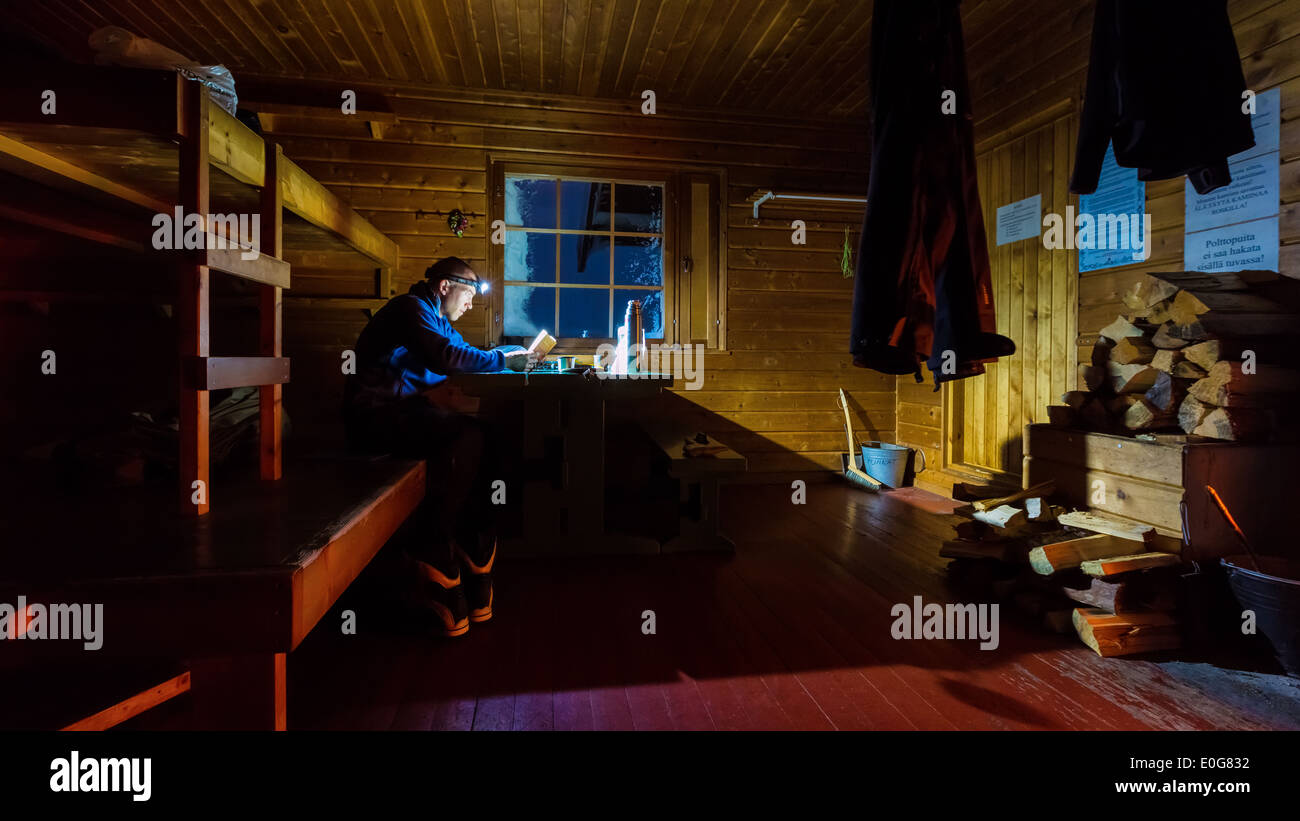 Trascorrere la serata presso il deserto Kuonjarjoki capanna, Enontekiö, Lapponia, Finlandia, UE Foto Stock