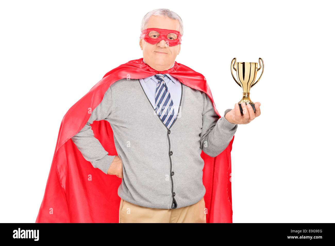Il supereroe maturo tenendo un trofeo Foto Stock