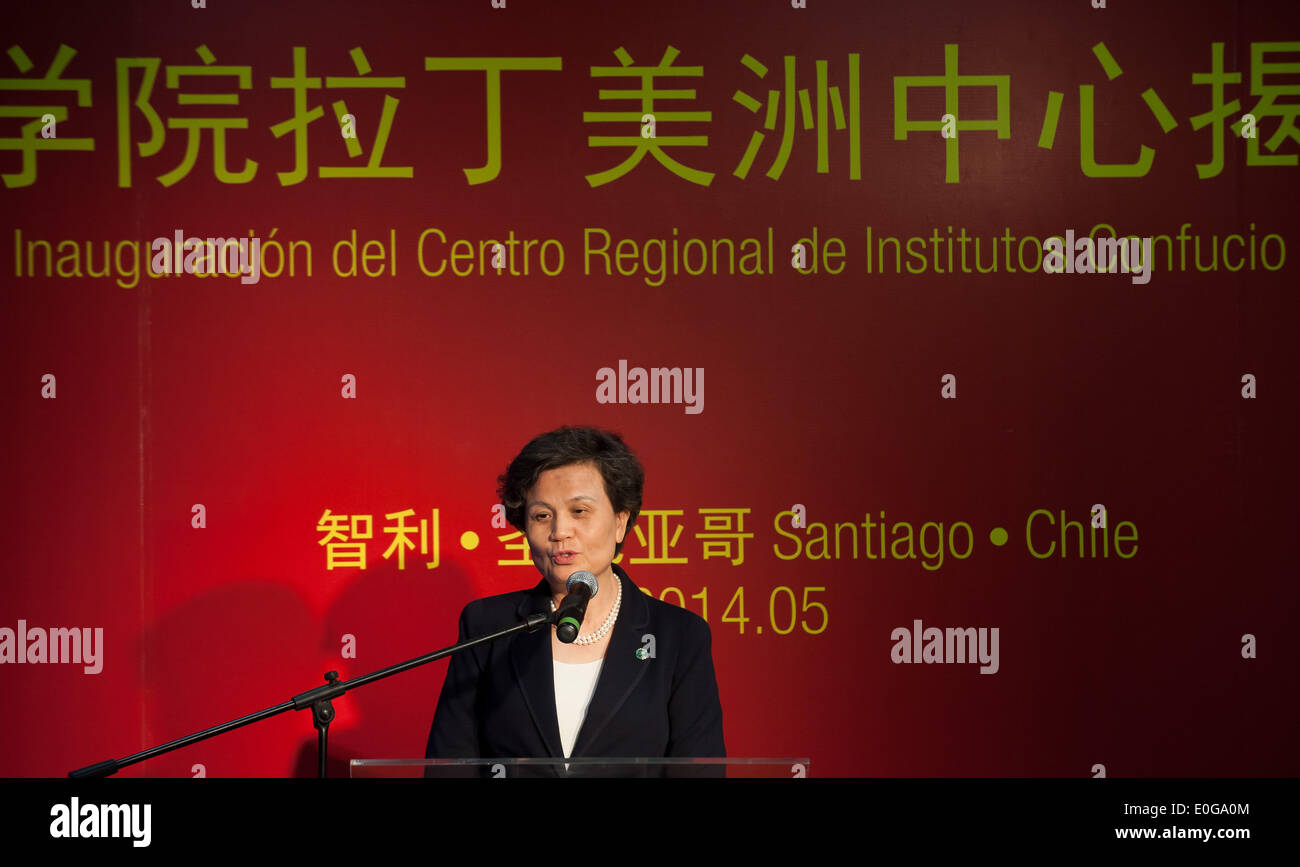 (140513) -- SANTIAGO, 13 maggio 2014 (Xinhua) -- Xu Lin, chief executive di Confucio sedi dell'Istituto e direttore della lingua cinese consiglio, parla durante la cerimonia di apertura del Centro regionale di istituti Confucio per l America Latina presso l Istituto di Confucio dell'Università Santo Tomas, a Santiago, capitale del Cile, 12 maggio 2014. Il centro regionale di istituti Confucio per l America Latina e i Caraibi è stato aperto il lunedì a Santiago, con il sostegno del governo cileno, la lingua cinese consiglio e l'ambasciata cinese per il Cile. (Xinhua/Jorge Ville Foto Stock