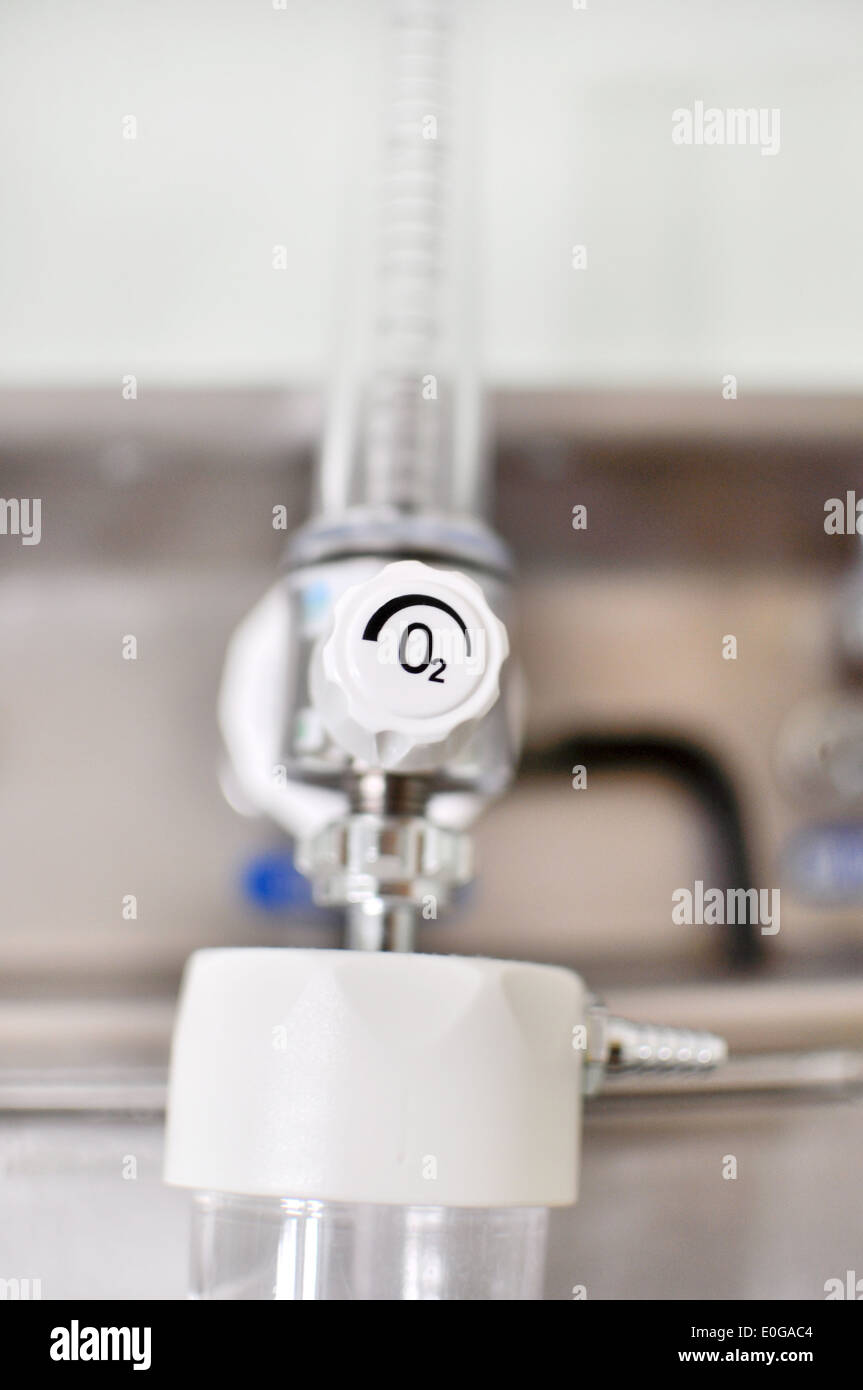 Dettaglio di ossigeno apparecchiatura di inalazione alla camera di ospedale. Foto Stock