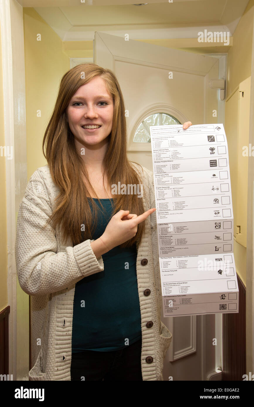 Silchester, Hampshire, Regno Unito. Il 12 maggio 2014. Voto postale per il Maggio elezioni del Parlamento europeo arriva. Teenage prima volta elettore 17 anni la sua azienda postale carta di ballottaggio per le elezioni del Parlamento europeo possono 2014 Credit: Pietro Titmuss/Alamy Live News Foto Stock