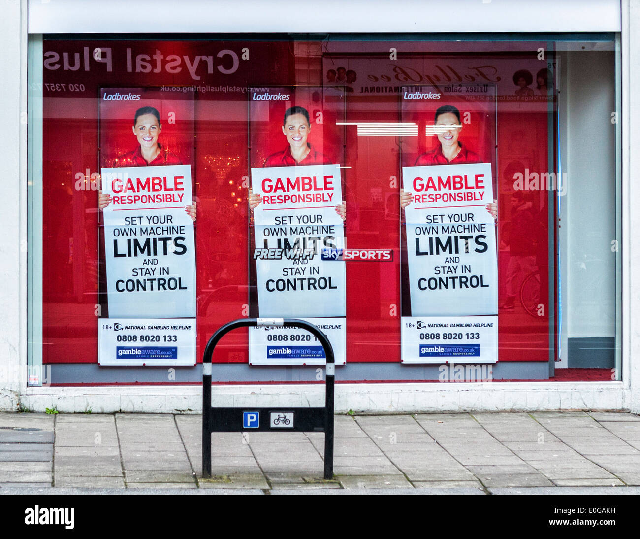 "Sul gioco d'azzardo' e 'set i propri limiti della macchina' manifesti in Ladbrokes bookmakers a Londra in Inghilterra Foto Stock