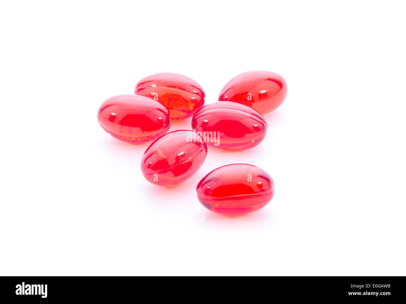Gruppo di pillole rosso isolato su sfondo bianco Foto Stock