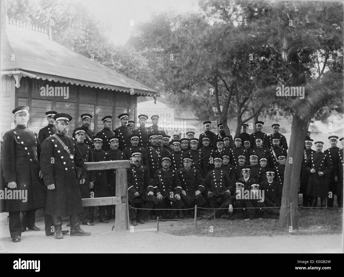 Una fotografia storica del 1900 che mostra i conducenti e i direttori di tram trainati da cavalli a Djurgården, Stoccolma, offrendo uno sguardo sui trasporti dei primi anni del XX secolo. Foto Stock