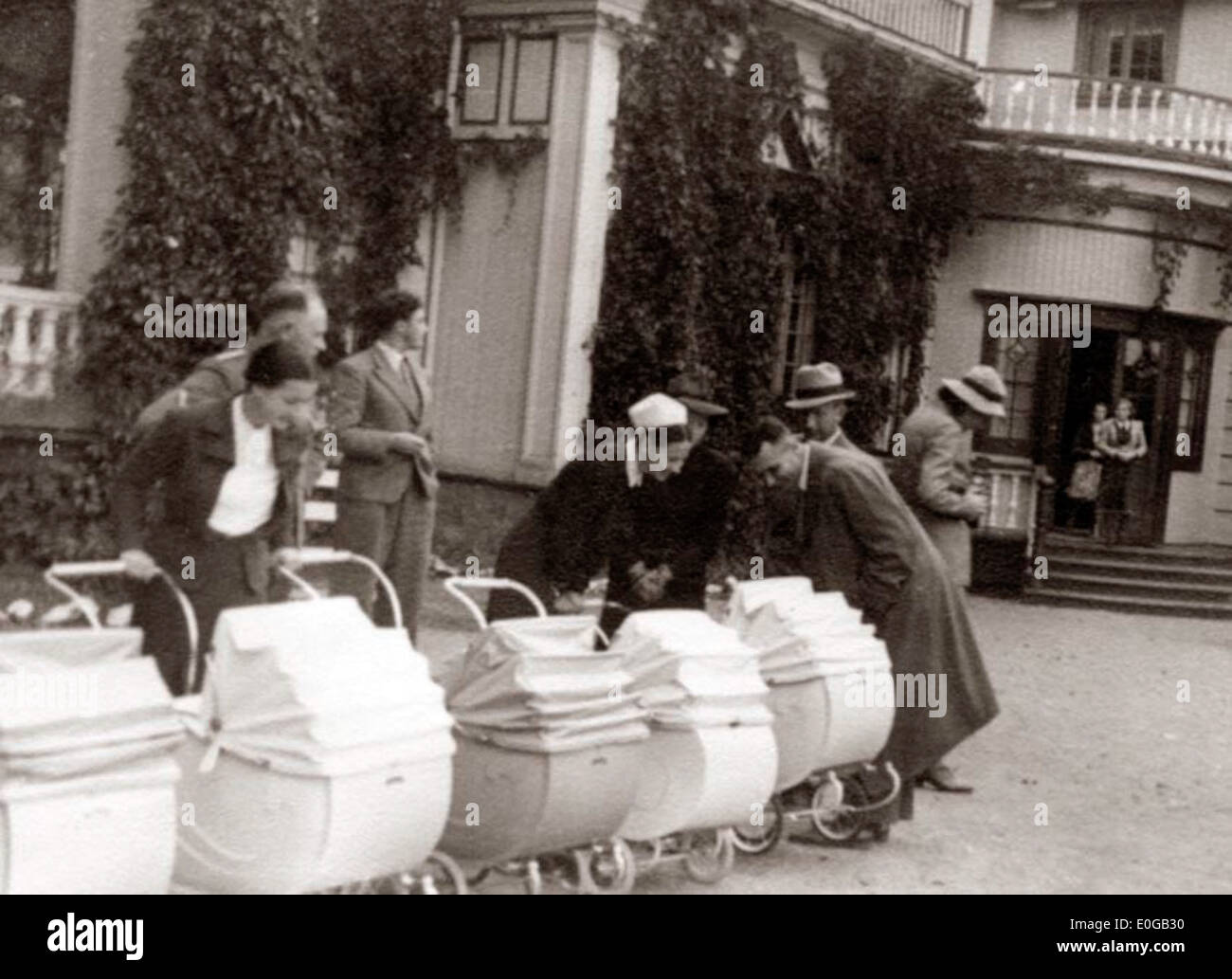 Una visita a una casa Lebensborn a Hurdals Verk, dove sono visti bambini nati sotto l'occupazione nazista durante la seconda guerra mondiale. Questa visita storica riflette la complessa storia della guerra che coinvolge il programma Lebensborn. Foto Stock