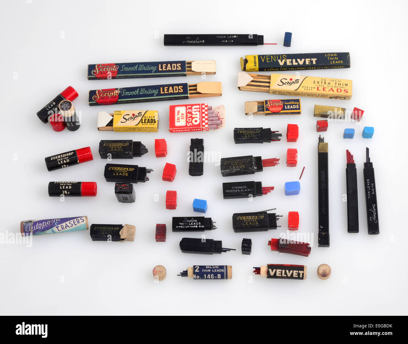 Vintage Scripto, Sheaffer, velluto e matita Eversharp conduce su sfondo bianco. Foto Stock
