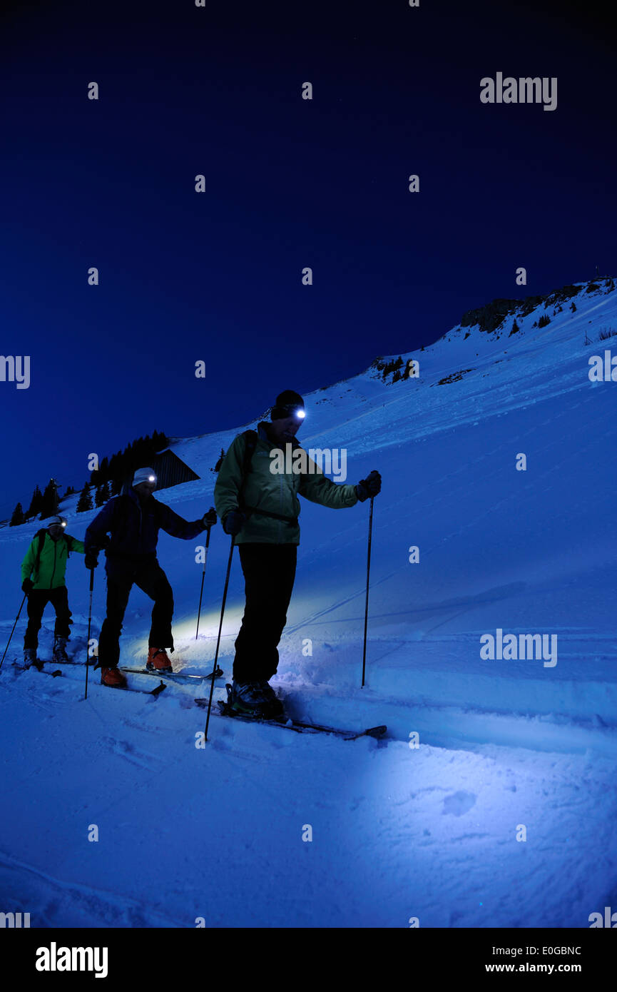 Tre uomini backcountry sciare di notte, salita al rifugio Staufner Haus a Hochgrat con vista Hochgrat, Hochgrat, Nagelfluh gamma, Foto Stock
