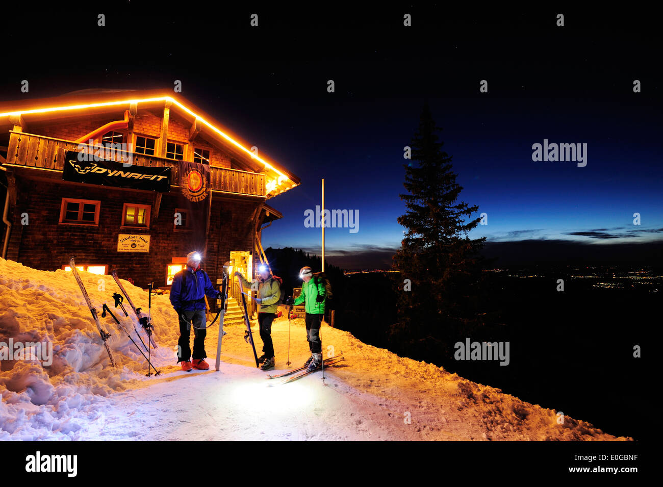 Tre uomini backcountry sciare di notte raggiungendo hut Staufner Haus, Hochgrat, gamma Nagelfluh, Allgaeuer Alpen gamma, Allgaeu, BAV Foto Stock