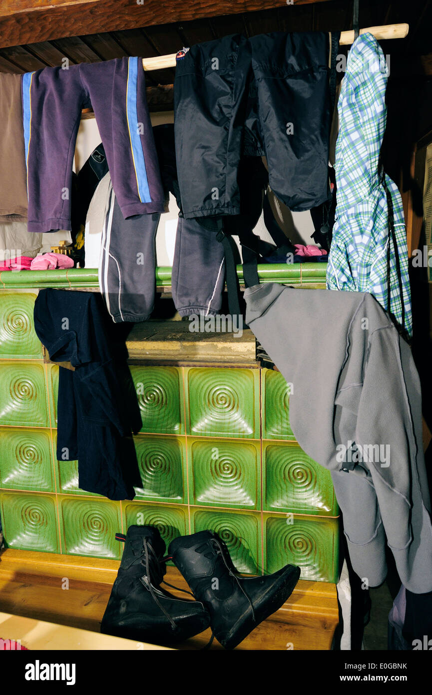 La realizzazione di stufe in maiolica con vestiti per essiccazione, capanna Staufner Haus, Hochgrat, gamma Nagelfluh, Allgaeuer Alpen gamma, Allgaeu, Baviera, Germa Foto Stock