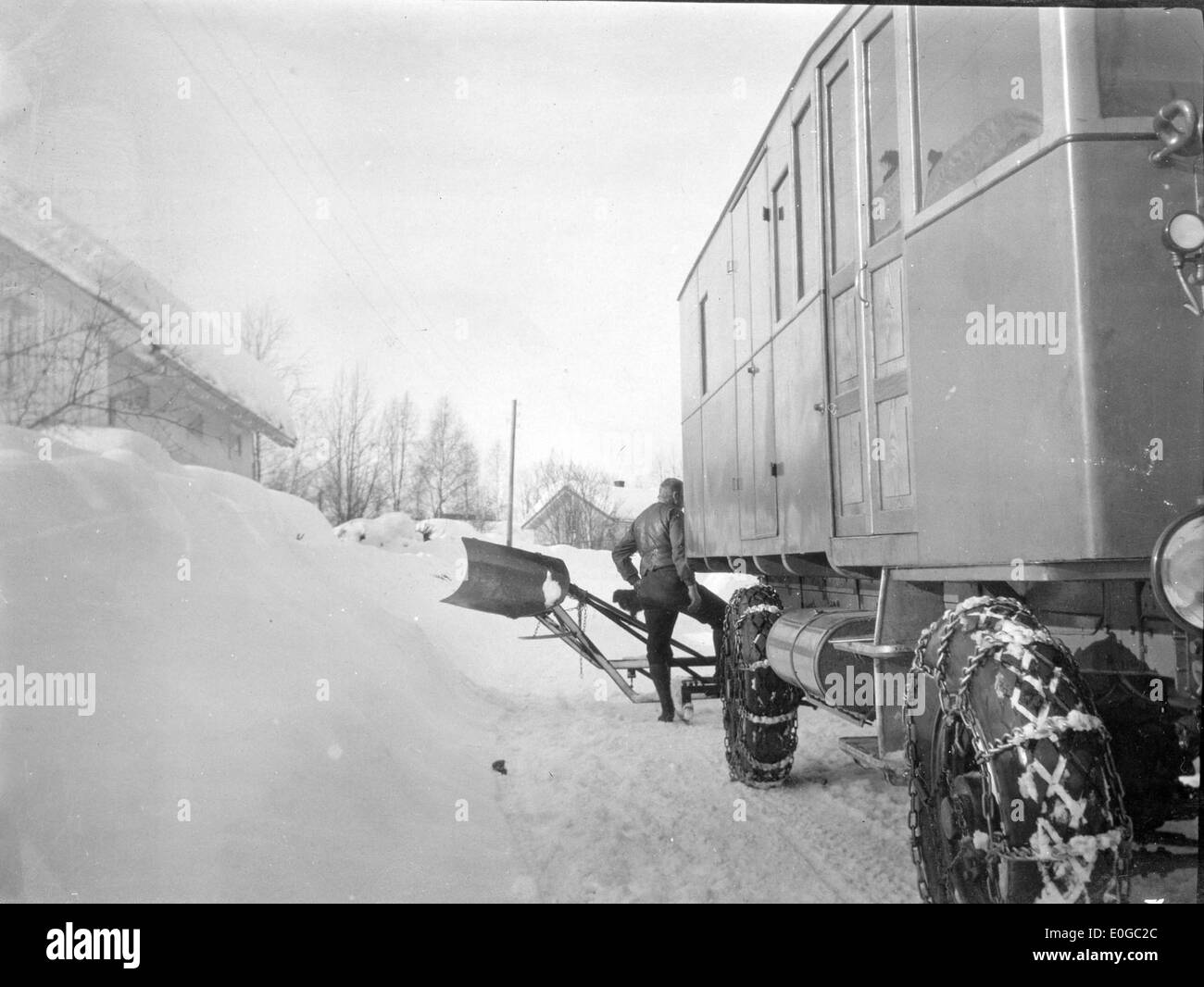Una fotografia del febbraio 1926 che mostra l'aratura stradale a Løgendalen, Norvegia, catturando le condizioni invernali e l'uso di aratri da neve per liberare le strade. Foto Stock