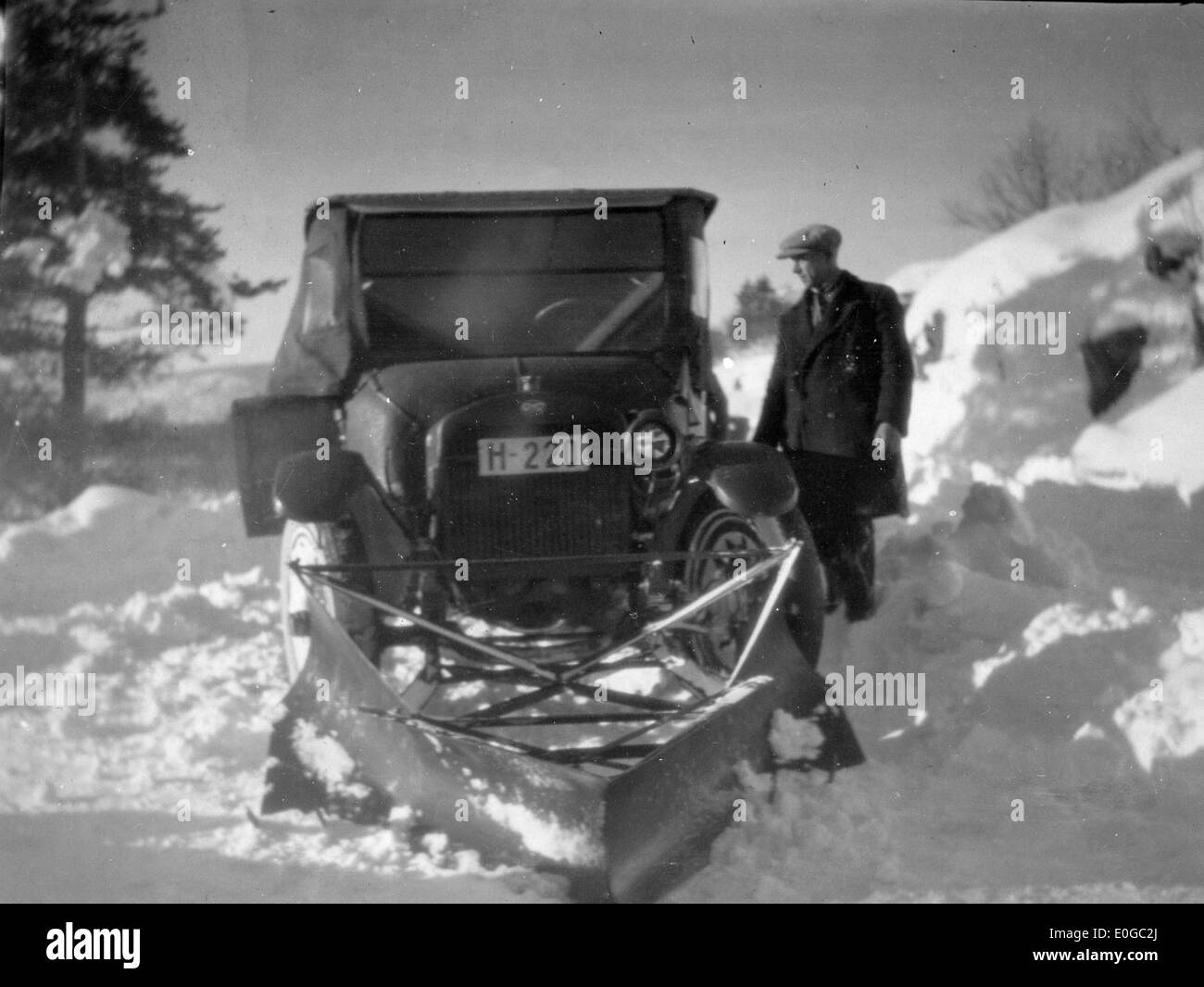 Una fotografia del febbraio 1926 che mostra lo sgombero delle strade nella zona di Sauland-Notodden in Norvegia. L'immagine cattura le operazioni di aratura della neve durante l'inverno, un compito essenziale per mantenere i percorsi di trasporto. Foto Stock