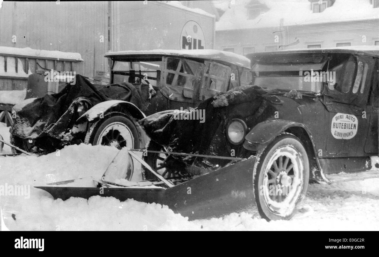 Una fotografia del gennaio 1926 che mostra una scena invernale a Biri, Norvegia. L'immagine cattura una nevosa che pulisce la strada, con paesaggi innevati, alberi e un carro trainato da cavalli. Foto Stock