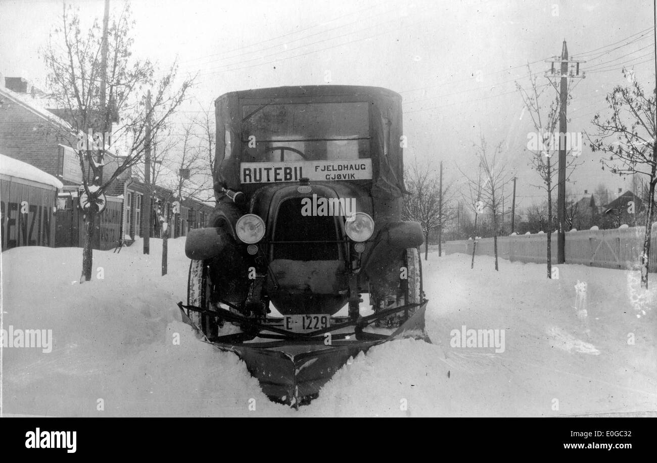 Questa fotografia del gennaio 1926 mostra un veicolo invernale con un accessorio per spazzaneve, un attrezzo chiave utilizzato per rimuovere la neve dalle strade. L'immagine riflette la tecnologia dei trasporti invernali all'inizio del XX secolo. Foto Stock