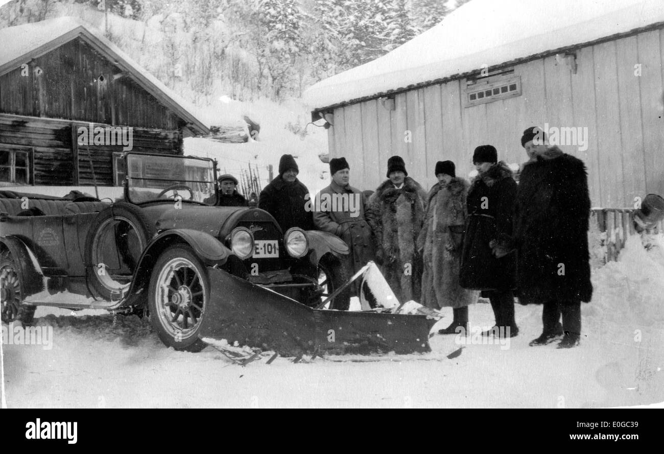Questa immagine del 1926 di Gausdal mostra la vita invernale, con una pista innevata che sgombra le strade, persone che si godono il clima invernale e un'auto Cadillac in mezzo a un paesaggio innevato. Riflette le attività della stagione invernale in un ambiente rurale. Foto Stock