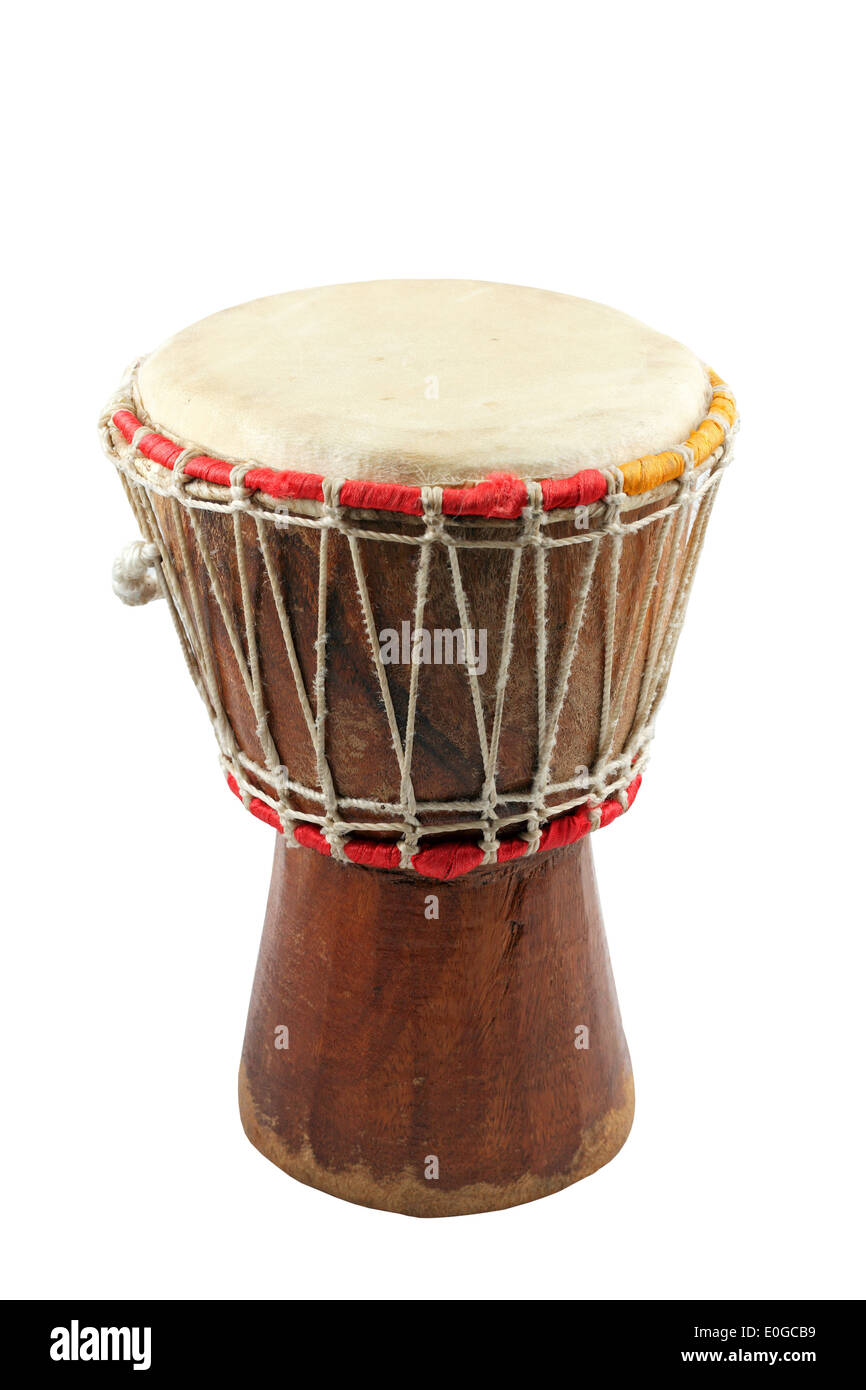 African djembe su sfondo bianco, tradizionale strumento a percussione Foto Stock