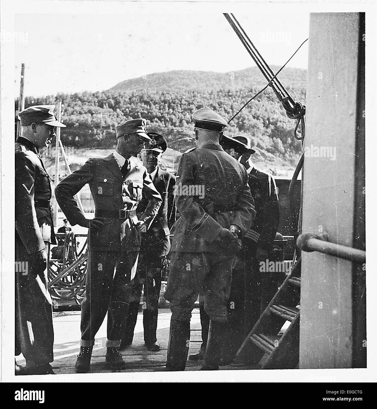 Una foto storica che raffigura un mercante di hamburger o un capitano che riferisce al Reichskommissar (governatore nazista) durante l'occupazione della Norvegia durante la seconda guerra mondiale. La foto è ambientata su uno sfondo in tempo di guerra. Foto Stock