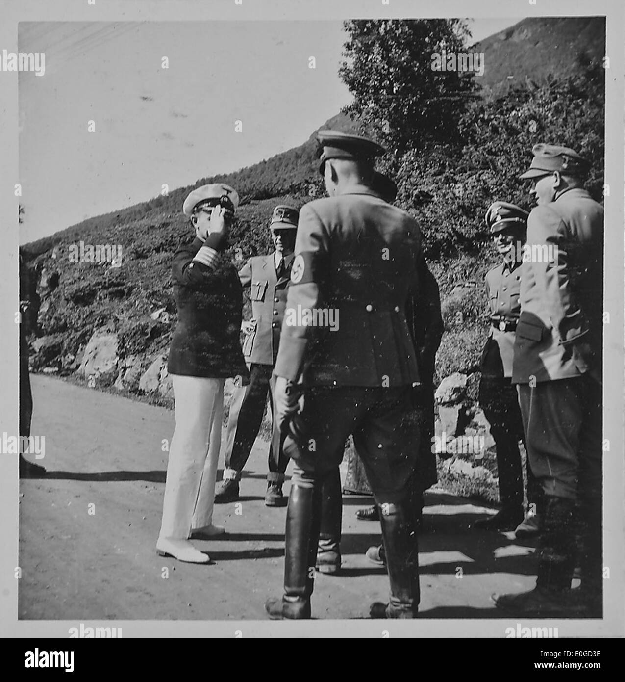 Questa foto della seconda guerra mondiale mostra un'immagine dell'area intorno a Bodø, in Norvegia, durante l'occupazione. Presenta soldati, strutture militari e un tipico paesaggio dilaniato dalla guerra con neve, alberi ed elementi rurali. Foto Stock