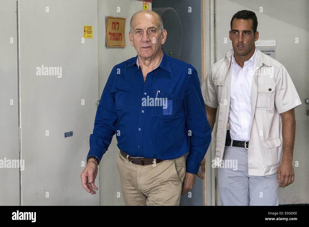 Tel Aviv, Israele. 13 Maggio, 2014. Ex primo ministro Israeliano Ehud Olmert (L) arriva per una frase a Tel Aviv District Court, Israele, il 13 maggio 2014. Ex primo ministro Israeliano Ehud Olmert è stato condannato a 6 anni di prigione dopo la sua convinzione sulla corruzione cariche al Tel Aviv District Court il martedì. Credito: Xinhua/Alamy Live News Foto Stock