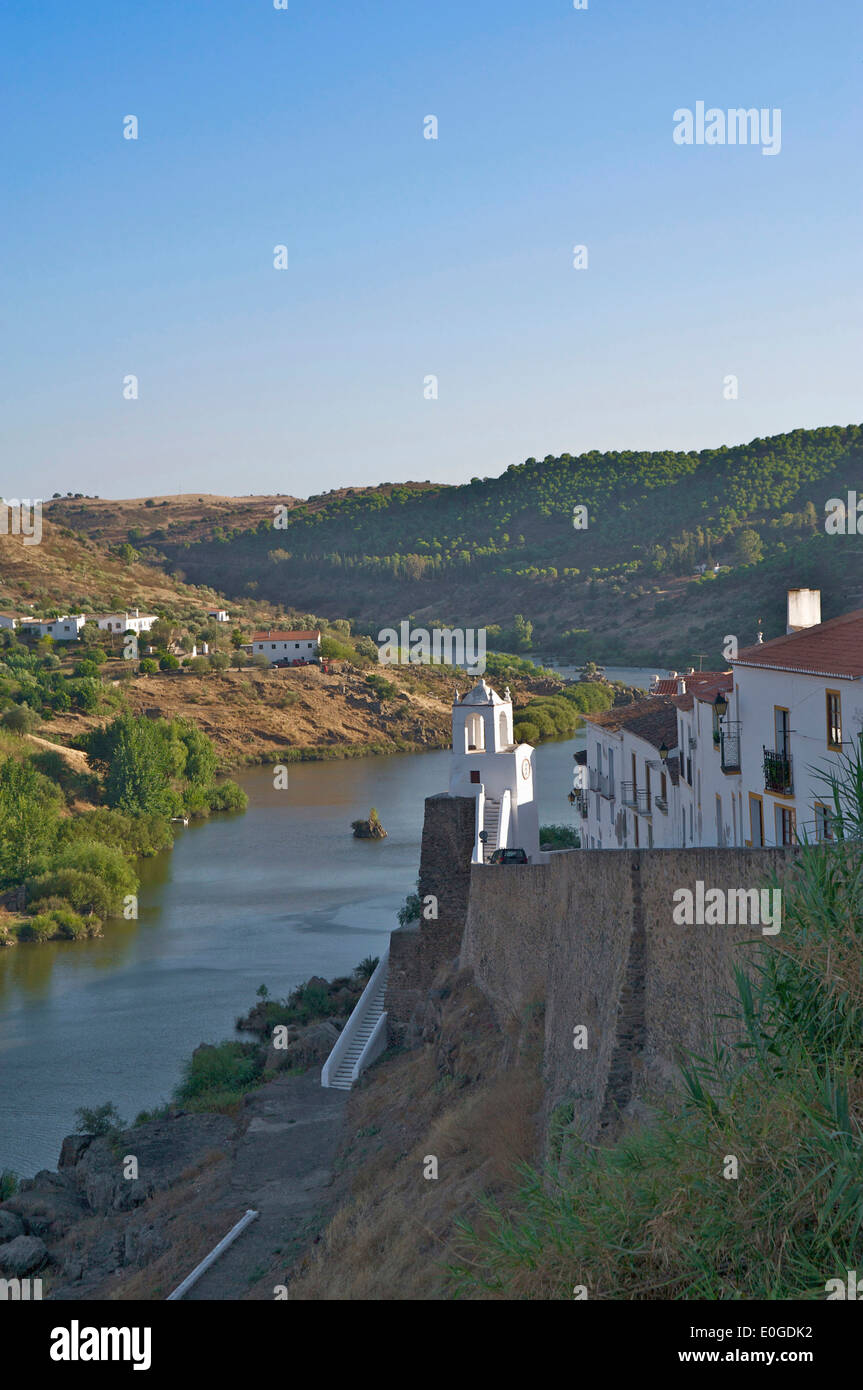 Case sopra Rio fiume Guadiana, Mertola, Alentejo, a nord di Algarve, Portogallo, Europa Foto Stock